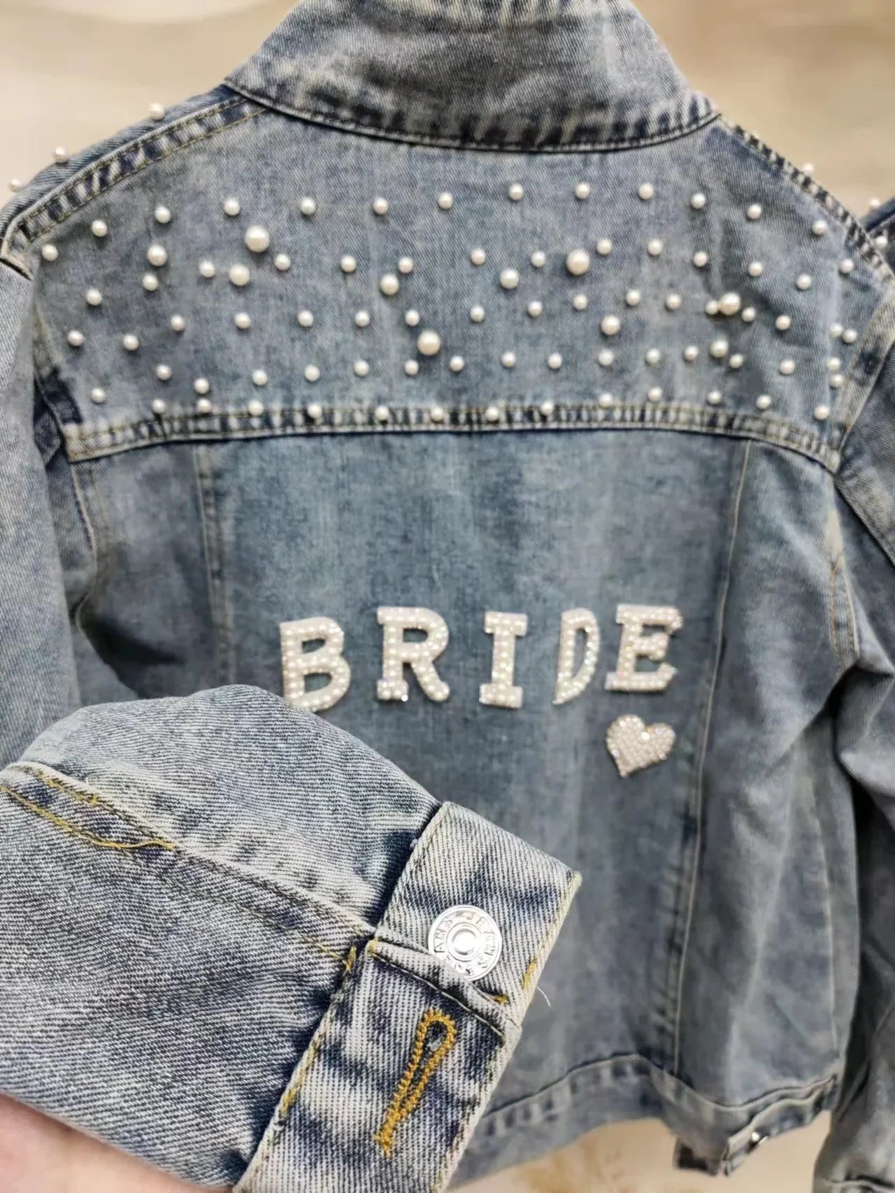 Veste en jean de mariée personnalisée