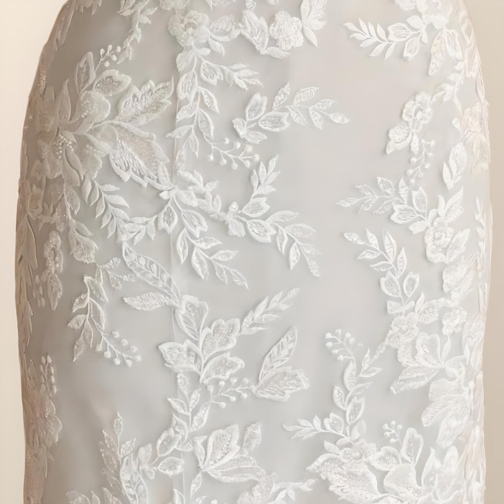 Detail of floral lace boho-chic wedding dress, ideal for a stylish and romantic wedding day.