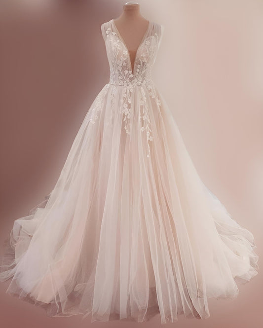 MIRIAM Wedding Dress with V-neckline and lace appliques on figurine