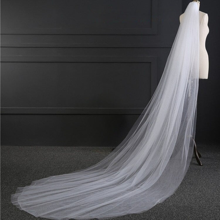 Bridal two-layer wedding veil with cut edge for a classic bridal look