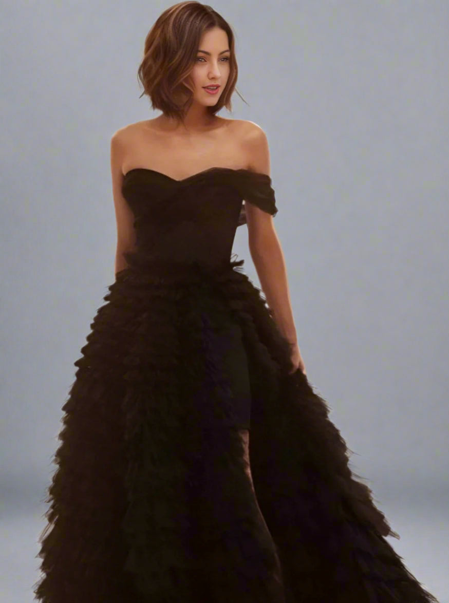 Close-up of the pleated bodice and one-shoulder sweetheart neckline.
