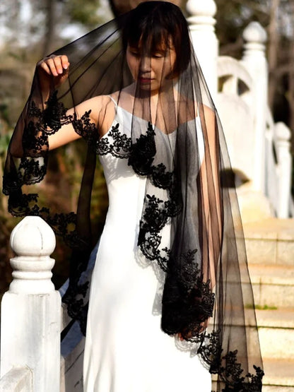 Voile de mariée noir avec bord en dentelle (2 niveaux)