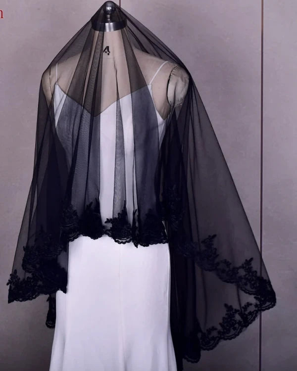 Voile de mariée noir avec bord en dentelle (2 niveaux)